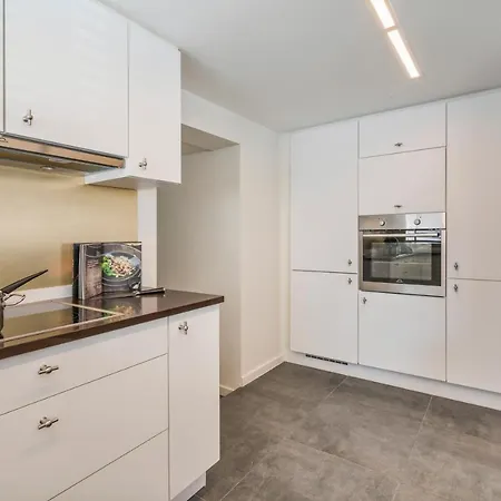 Sersea - Spacious House In With Garage *