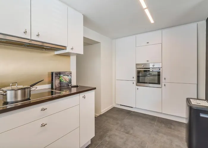 Sersea - Spacious House In With Garage *