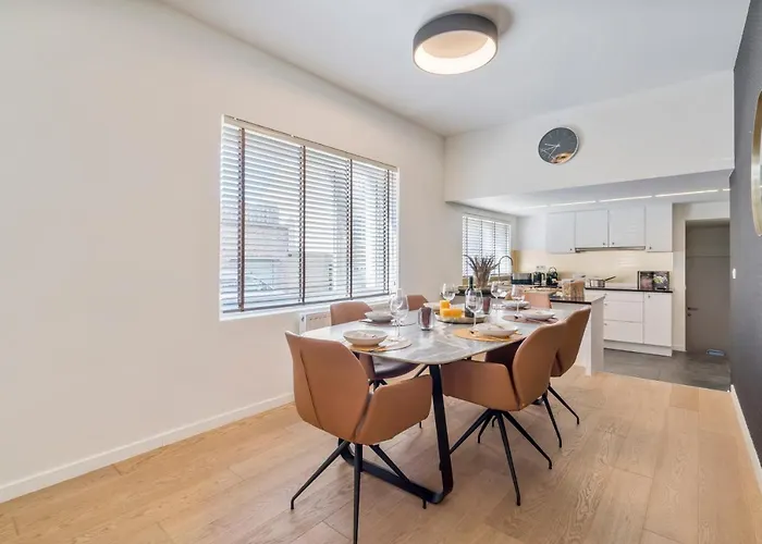 Sersea - Spacious House In With Garage